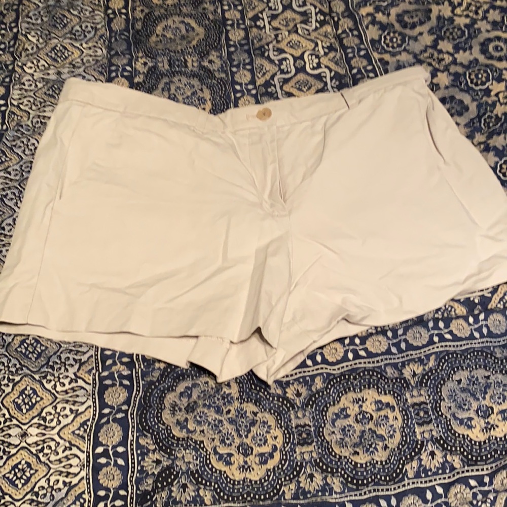 Cream gap shorts